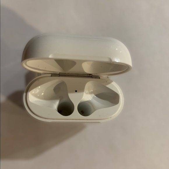 Apple First Generation Charging Case - Picture 2 of 4